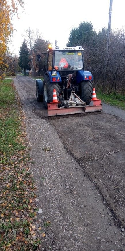 traktor w czasie pracy na ulicy Polnej