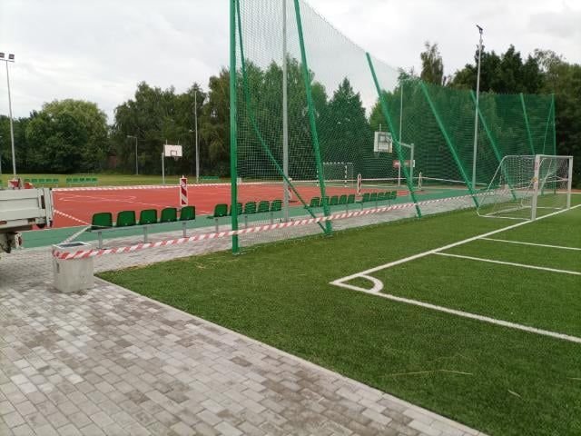 Pokrzywione piłkochwyty na boisku szkolnym.  