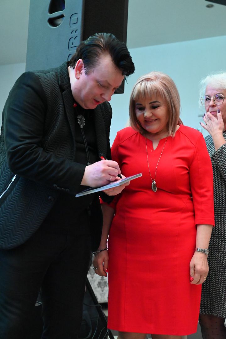  podczas rozdawania autografów