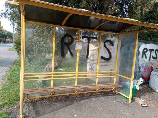 Zniszczony przystanek autobusowy