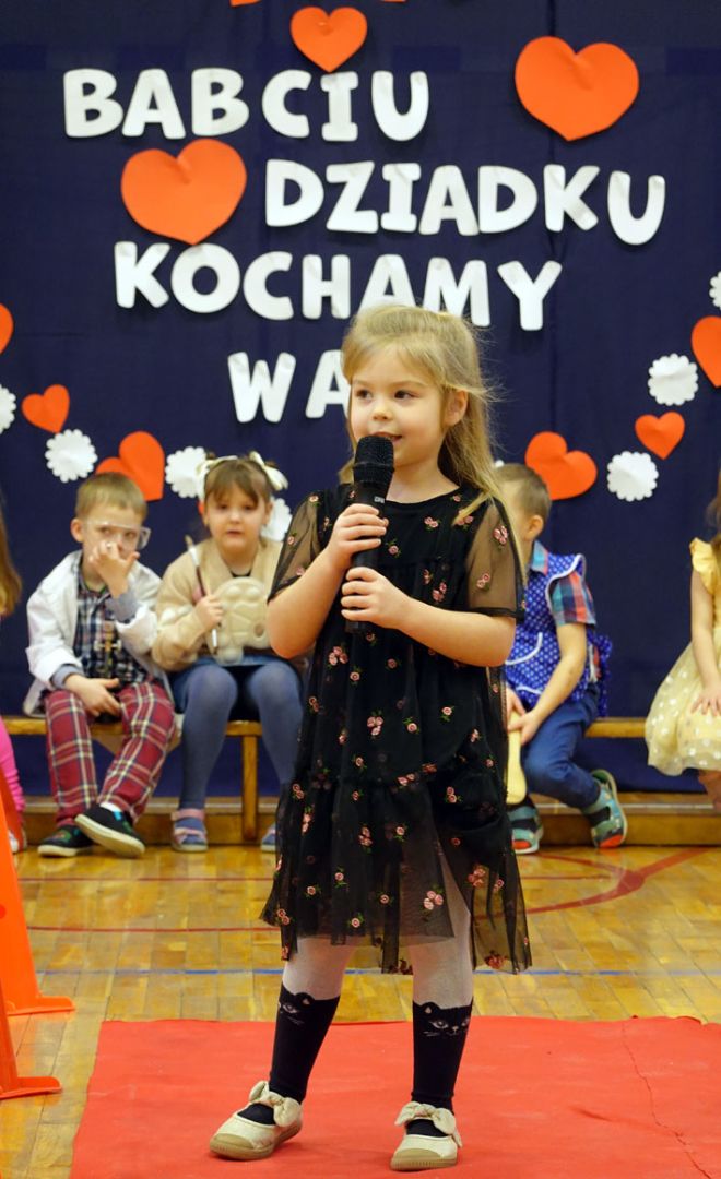 dzieci podczas występu