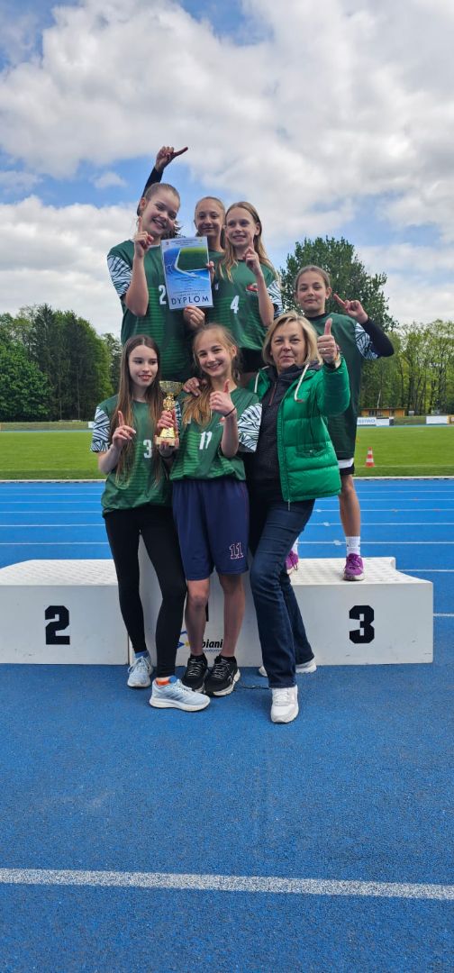 na podium Młodzież stojąca na podium.