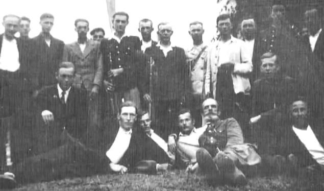 Czarno-białe zdjęcie przedstawiające grupę mężczyzn