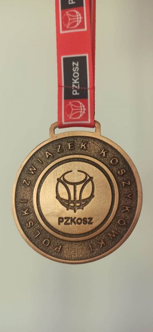 Medal brązowy z napisem Polski Związek Koszykówki