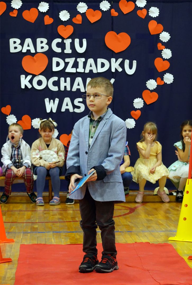 dzieci podczas występu