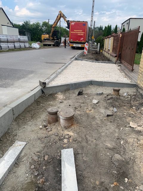 po prawej stronie budowa chodnika