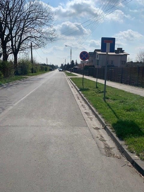 Widok na ulicę Sienkiewicza oraz znak zakazu zatrzymywania się