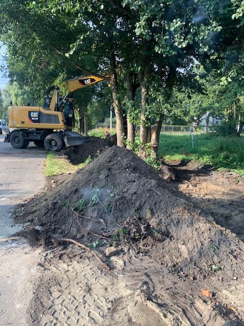 po prawej nasyp ziemi w tle koparka