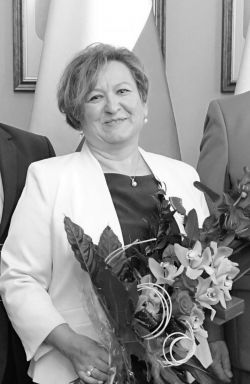 czarno białe zdjęcie dr Wioletta Domańska z bukietem kwiatów