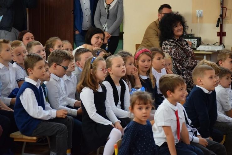 W czterech rzędach na siedzą ubrani na galowo uczniowie szkoły podstawowej w Woli Zaradzyńskiej