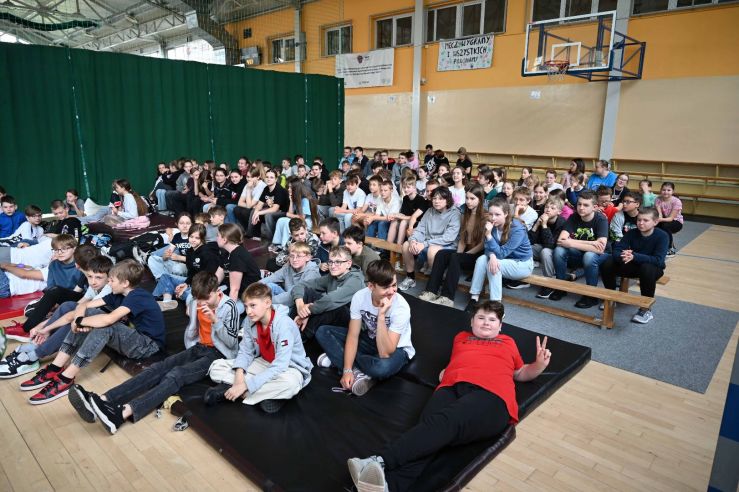 warsztaty młodzież siedzi na materacach podczas warsztatów