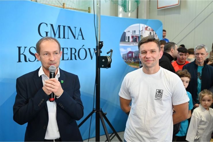 dwóch mężczyzn podczas przemowy