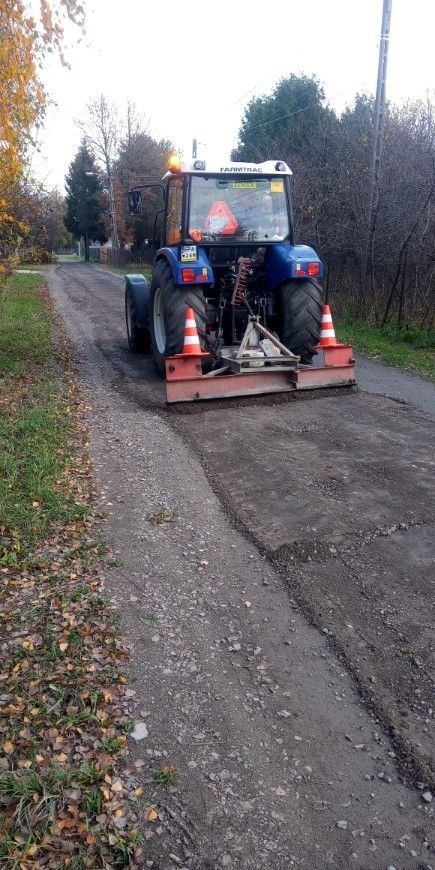 prace traktorem na ulicy Polnej traktor w czasie pracy na ulicy Polnej