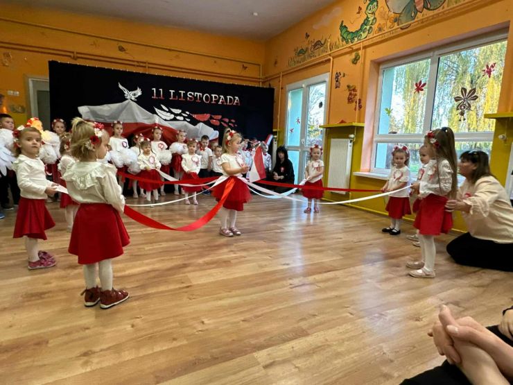 dzieci podczas występu ze wstążkami