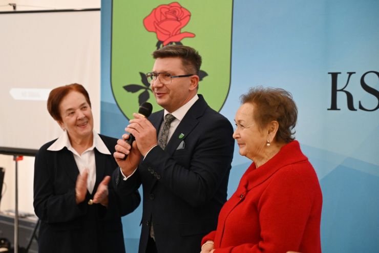 dwie kobiety i mężczyzna podczas przemówienia.