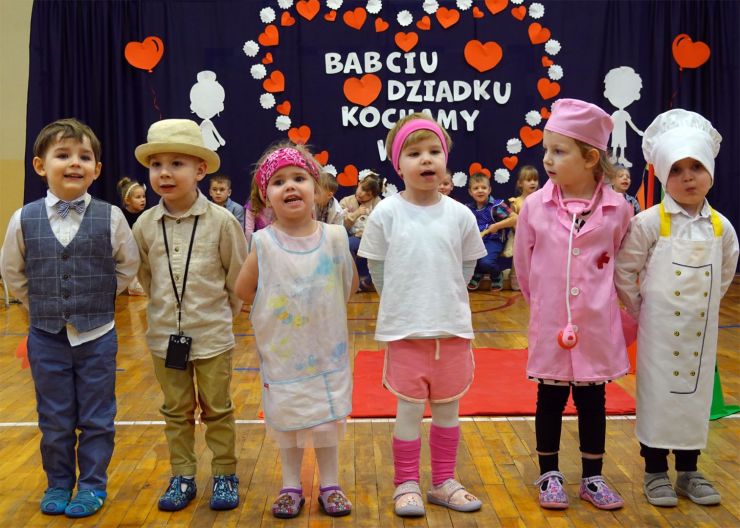 dzieci podczas występu