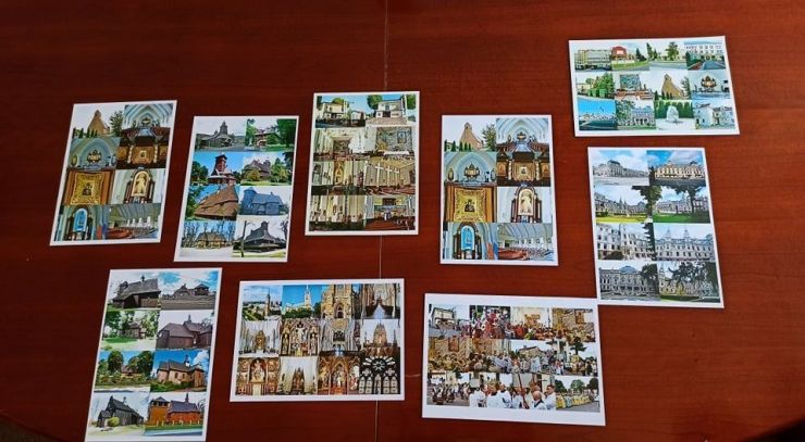 9 kartek ułożonych na stole przedstawiających kościoły