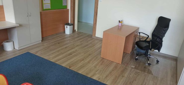 klasa szkolna z biurkiem 