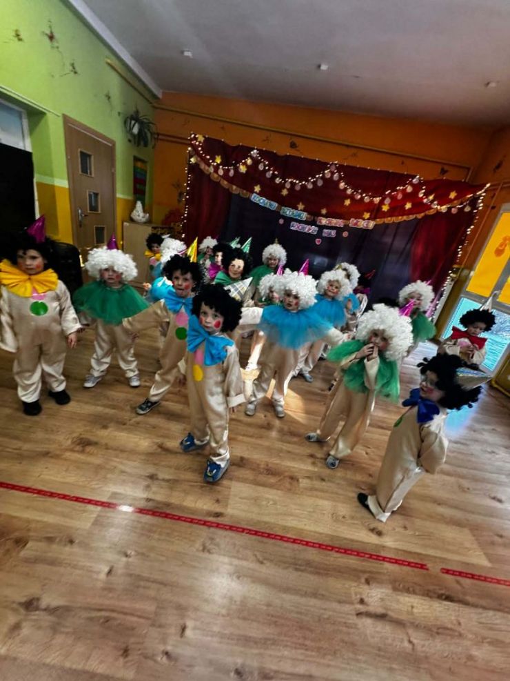 dzieci podczas występu