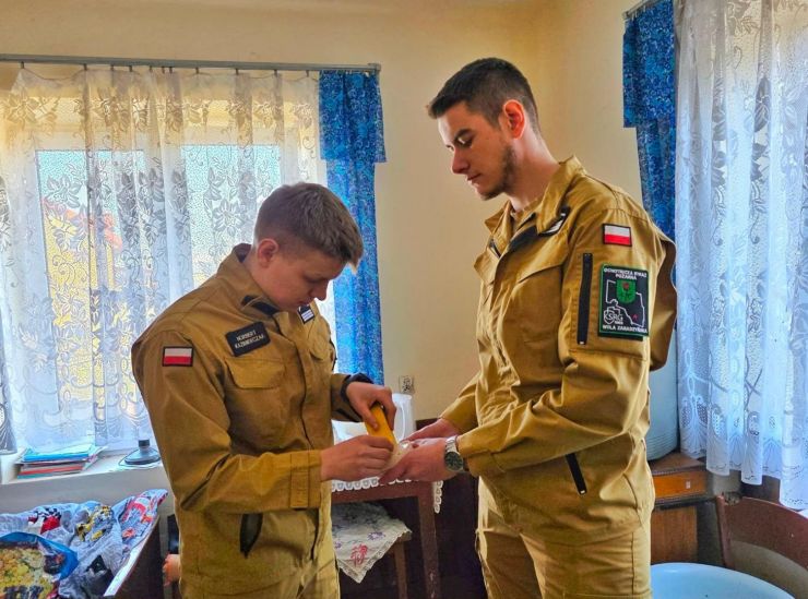 strażacy podczas montażu czujki