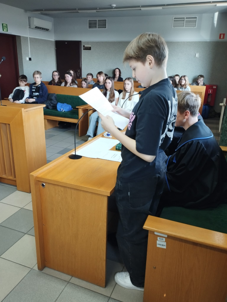 na sali sądowej nastolatkowie siedzą na sali sądowej