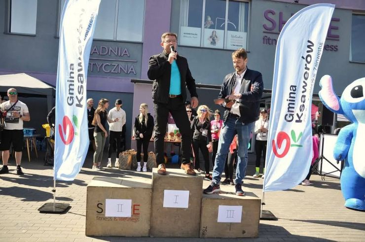 podczas biegu wójt i radny przemawia do uczestników biegu