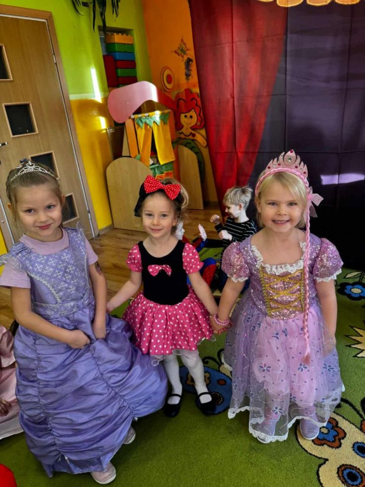 trzy dziewczynki w kostiumach