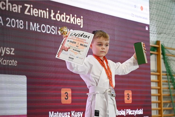 Dumny zawodnik na podium.