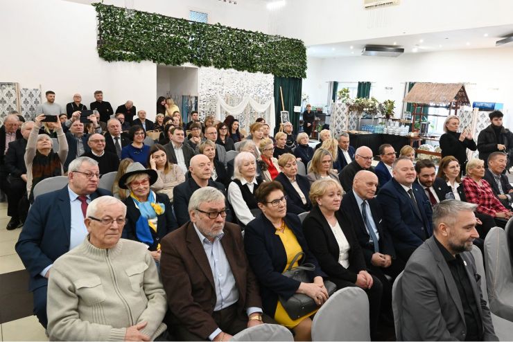 goście siedzą podczas przemówień