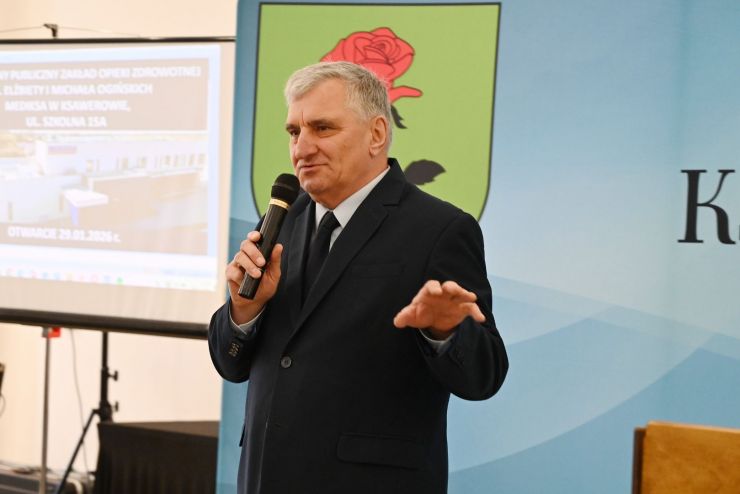 mężczyzna podczas przemowy