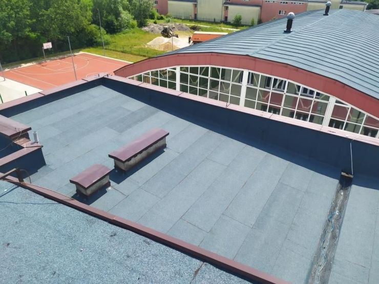 Zdjęcie z drona przedstawiające dach nad halą sportową