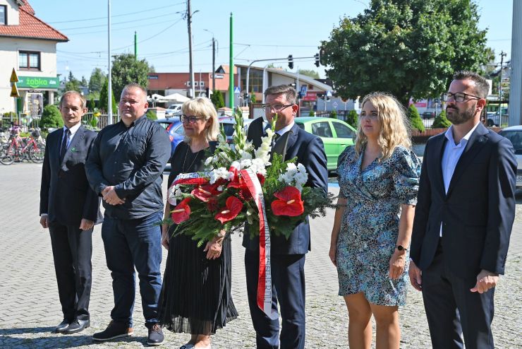 składanie kwiatów przez przedstawicieli gminy i rady