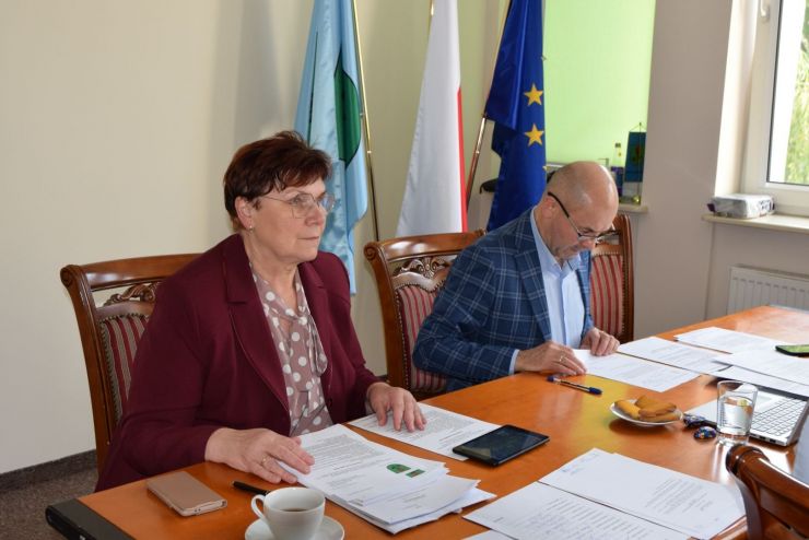 Vice przewodnicząca i przewodniczący Rady Gminy Ksawerów siedzą przy stole.