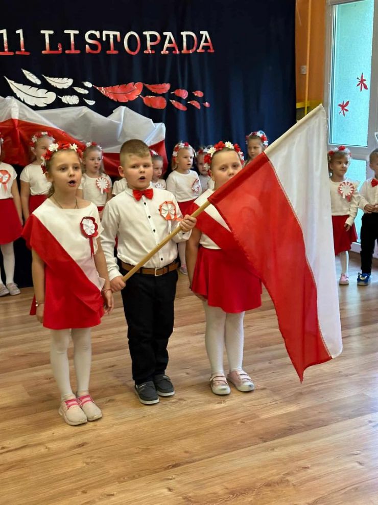  dzieci podczas występu