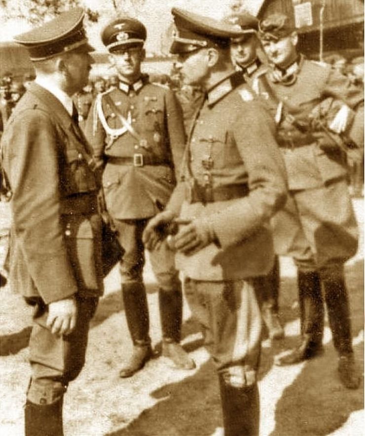 Zdjęcie w sepii przedstawiające żołnierzy w galowych mundurach