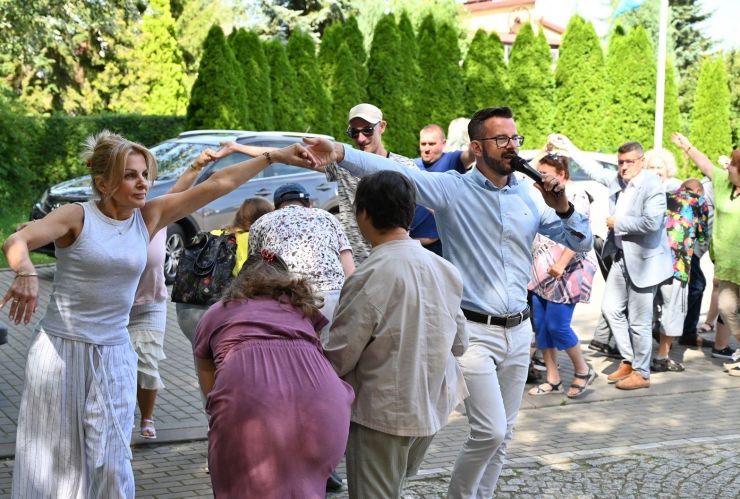 Uczestnicy w trakcie tańca.