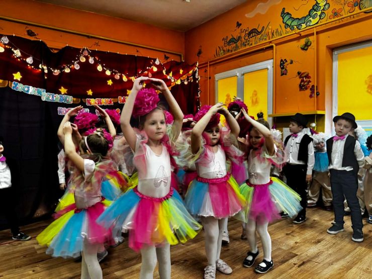 dzieci podczas występu