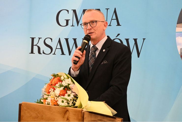 mężczyzna podczas przemówienia