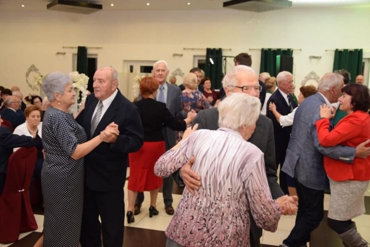 Seniorzy tańczą na sali