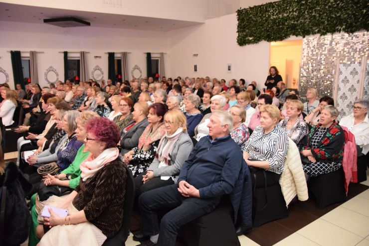 uczestnicy siedzą podczas koncertu