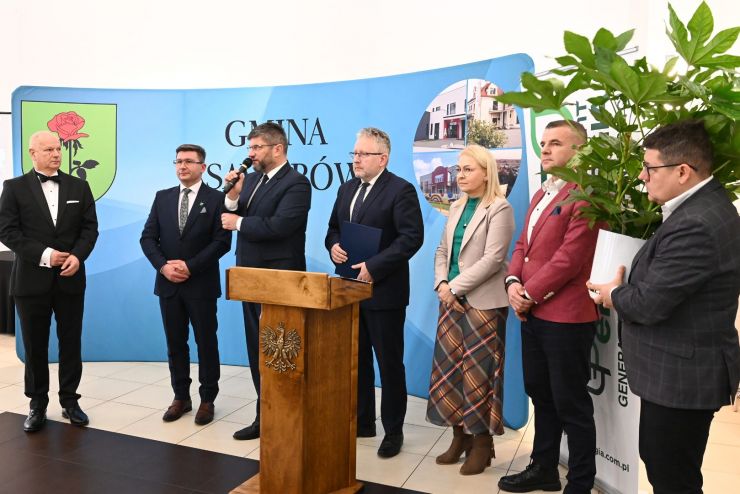 grupa ludzi podczas przemówienia