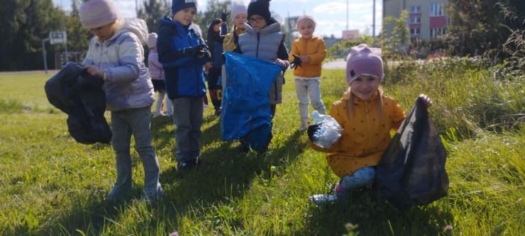 dzieci podczas akcji sprzątanie świata