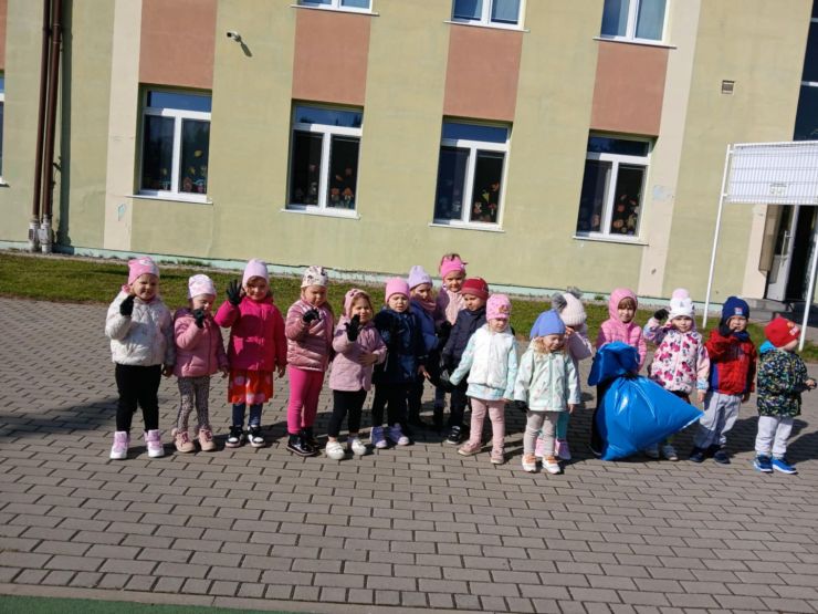 grupa dzieci pozuje do zdjęcia