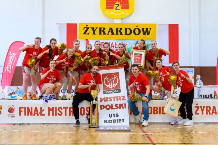 pamiątkowe zdjęcie Koszykarki pozują z trenerami do pamiątkowego zdjęcia.