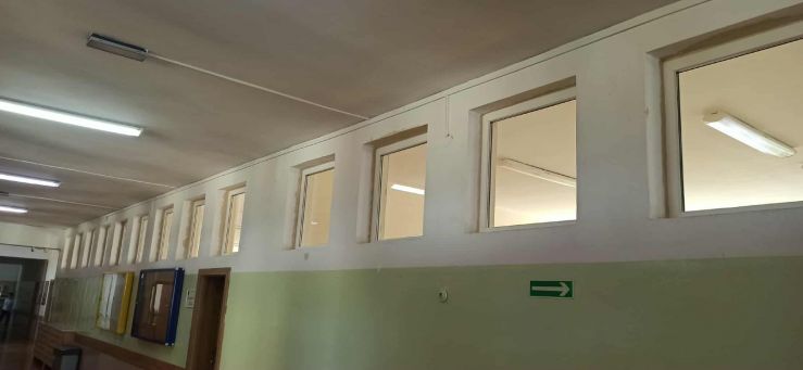 świetliki okienne w korytarzu szkolnym 