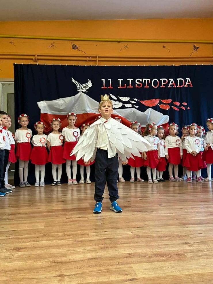 chłopiec w przebraniu orła