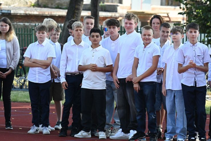 uczniowie podczas rozpoczęcia roku szkolnego