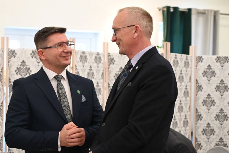 dwaj mężczyźni podczas rozmowy