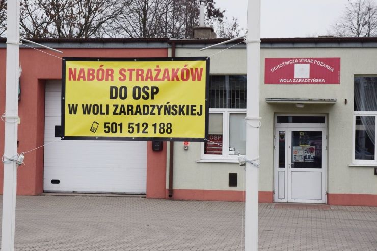 Baner wiszący przed OPS z napisem nabór strażaków do OSP w Woli Zaradzyńskiej i nr tel 501 512 188