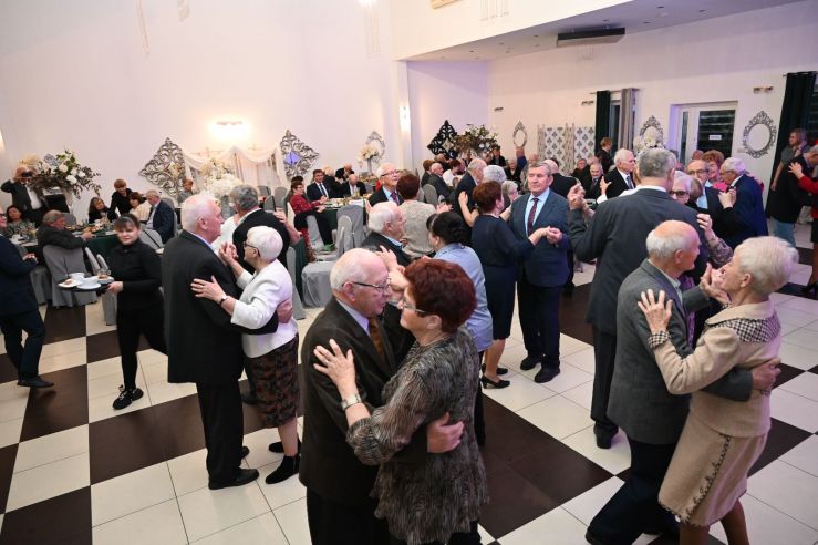 pary tańczące na parkiecie